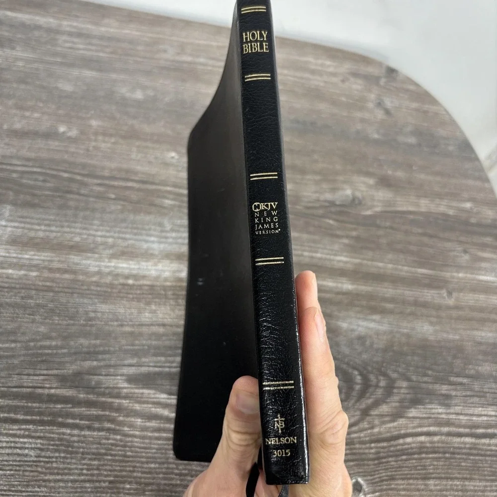 Holy Bible NKJV New King James Version Bonded Leather Black Nelson Thinline